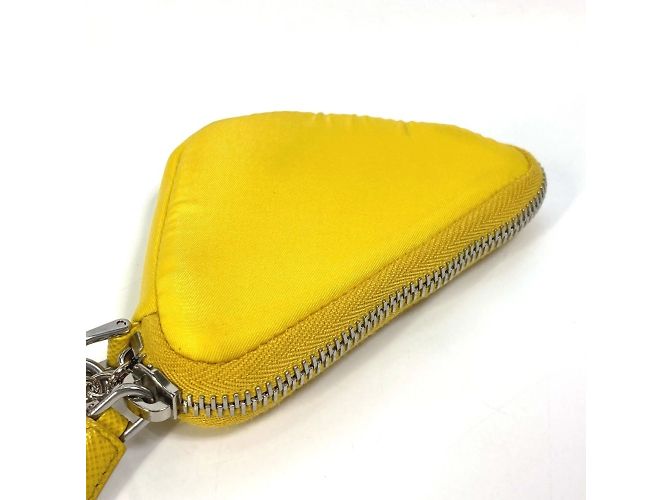 Pochette in nylon giallo Prada con tracolla - vista 3
