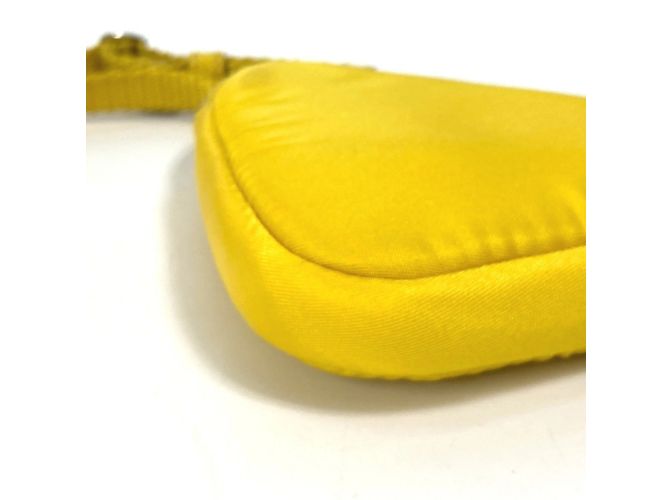 Pochette in nylon giallo Prada con tracolla - vista 6