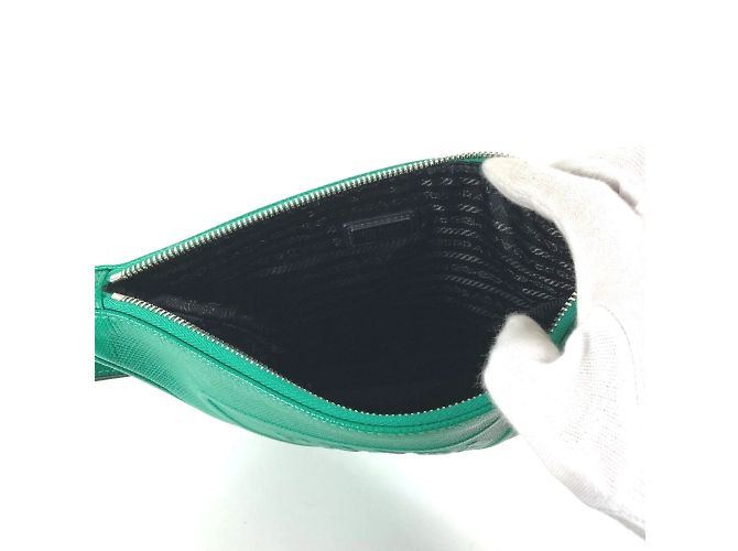 Saffiano Bolso Clutch Prada 2NE054 con placa triangular en relieve Verde - vista 7
