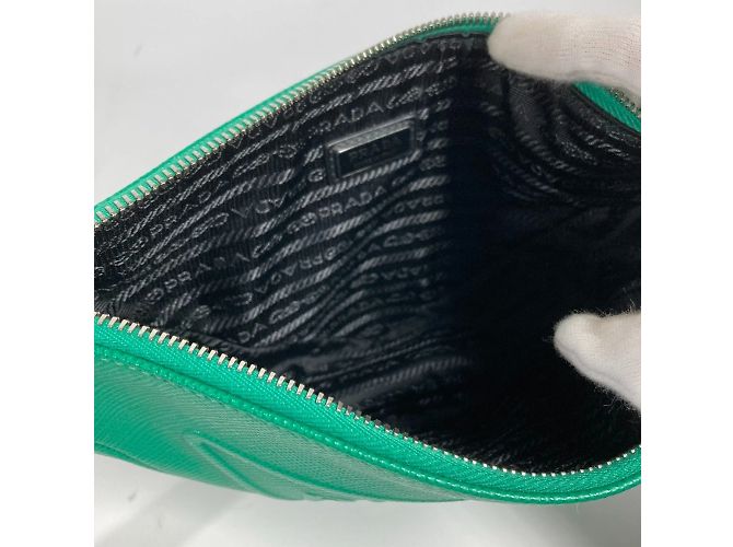 Saffiano Bolso Clutch Prada 2NE054 con placa triangular en relieve Verde - vista 9