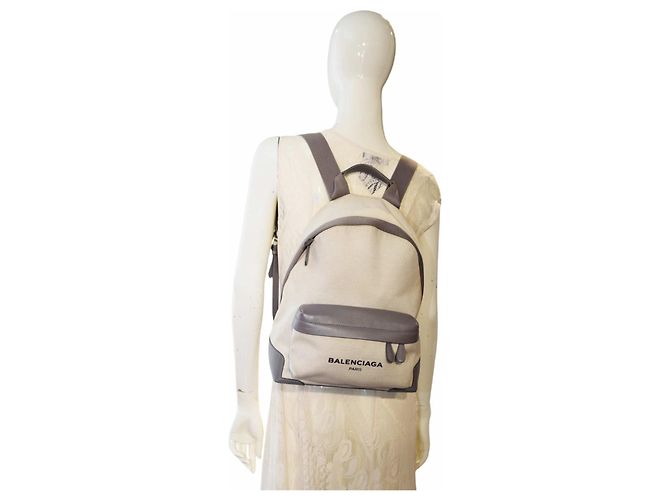 Mochila Balenciaga de lona e couro bege - vista 9