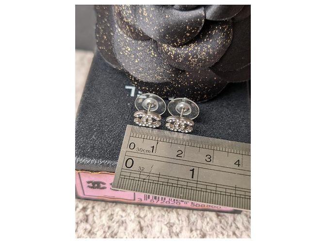 Chanel CC A12W Orecchini classici mini in cristallo con logo e scatola in hardware argento - vista 10