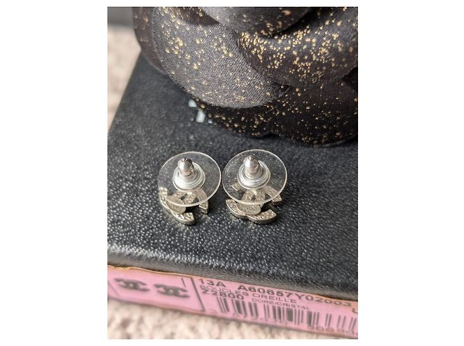 Chanel CC A12W Orecchini classici mini in cristallo con logo e scatola in hardware argento - vista 11