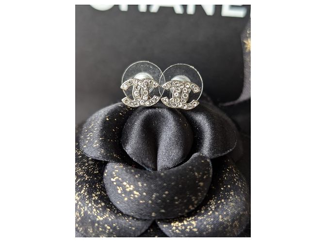 Chanel CC A12W Orecchini classici mini in cristallo con logo e scatola in hardware argento - vista 15