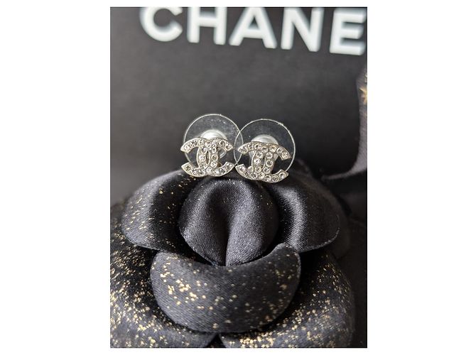 Chanel CC A12W Orecchini classici mini in cristallo con logo e scatola in hardware argento - vista 2
