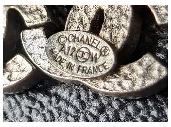 Chanel CC A12W Orecchini classici mini in cristallo con logo e scatola in hardware argento - vista 4