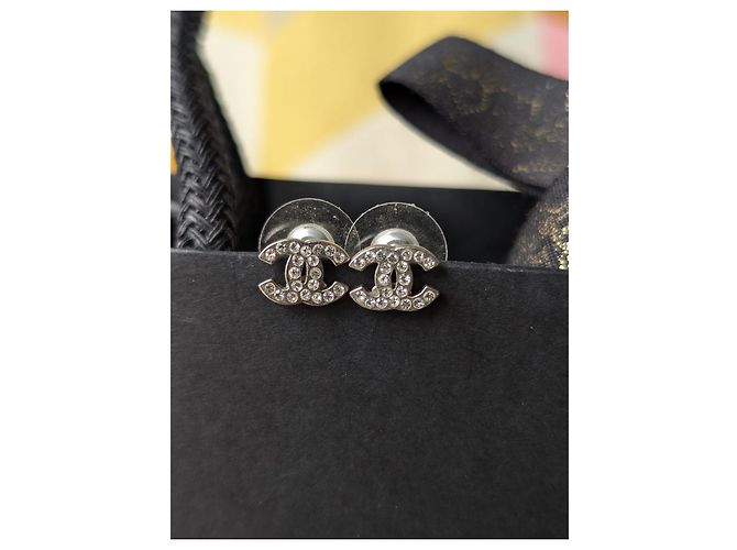 Chanel CC A12W Orecchini classici mini in cristallo con logo e scatola in hardware argento - vista 6