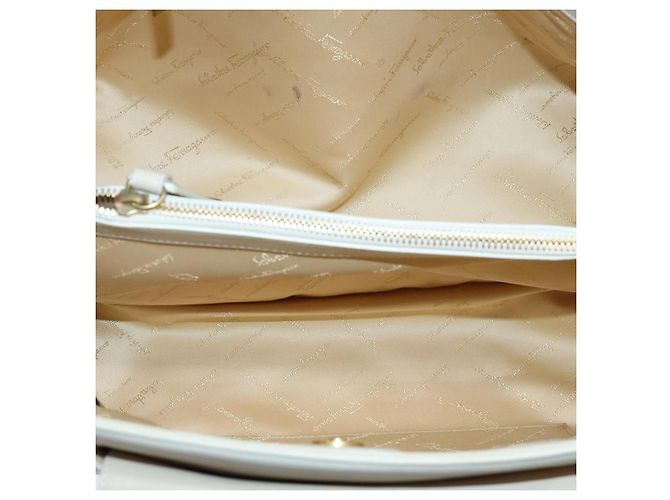 Borsa a spalla Gancini in pelle bianca e oro Auth 85534 di Salvatore Ferragamo Bianco D'oro - vista 10