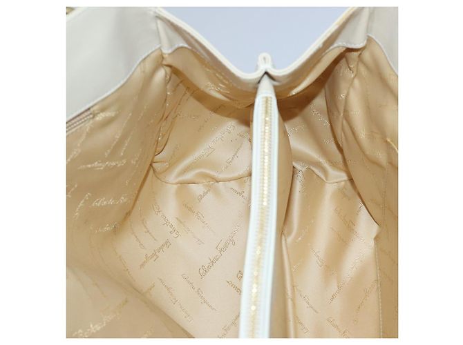 Borsa a spalla Gancini in pelle bianca e oro Auth 85534 di Salvatore Ferragamo Bianco D'oro - vista 18