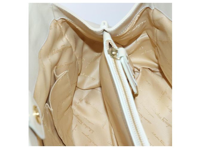 Borsa a spalla Gancini in pelle bianca e oro Auth 85534 di Salvatore Ferragamo Bianco D'oro - vista 19