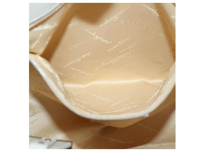 Borsa a spalla Gancini in pelle bianca e oro Auth 85534 di Salvatore Ferragamo Bianco D'oro - vista 20