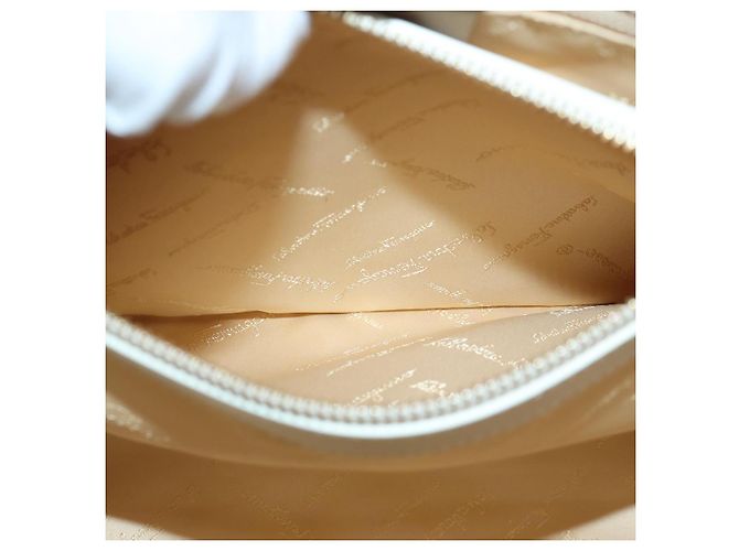 Borsa a spalla Gancini in pelle bianca e oro Auth 85534 di Salvatore Ferragamo Bianco D'oro - vista 21