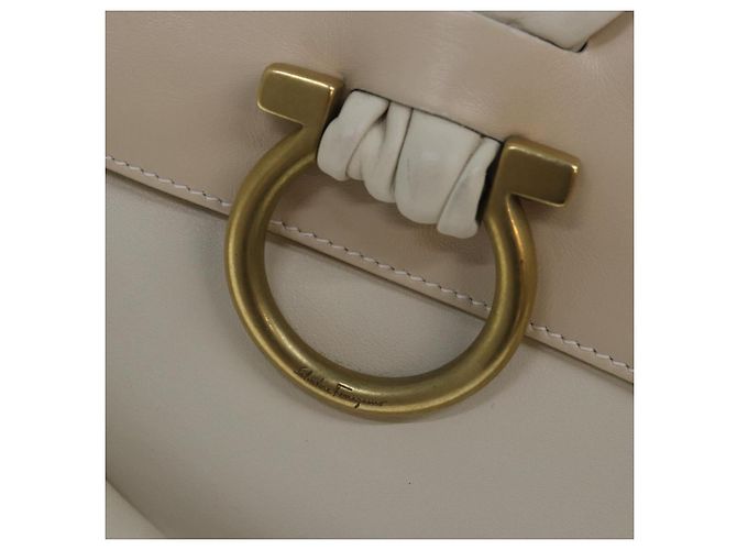 Borsa a spalla Gancini in pelle bianca e oro Auth 85534 di Salvatore Ferragamo Bianco D'oro - vista 9