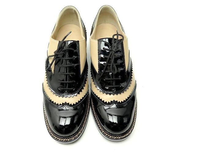 NOVE SCARPE CHANEL G35316 DERBY 40 IN PELLE BEIGE E LUCIDO NERO - vista 8