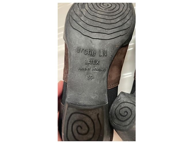 Autre Marque Décolleté ARCHE in nubuck marrone e nero - vista 9