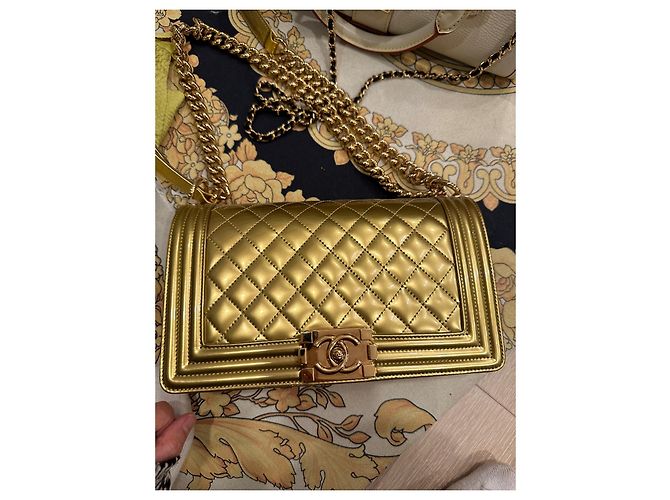 Borsa Chanel Boy Golden in vernice D'oro - vista 2