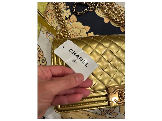 Borsa Chanel Boy Golden in vernice D'oro - vista 3