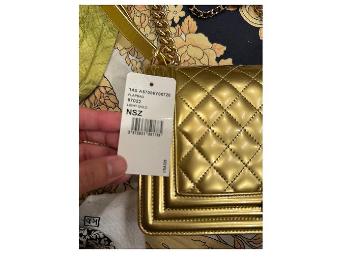 Borsa Chanel Boy Golden in vernice D'oro - vista 4