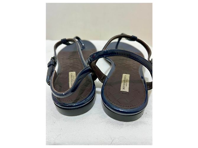 Bottega Veneta Sandali T-bar brevettati in blu navy - vista 4