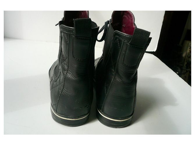 CHANEL Black quilted leather boots size 38 GOOD CONDITION - view 4