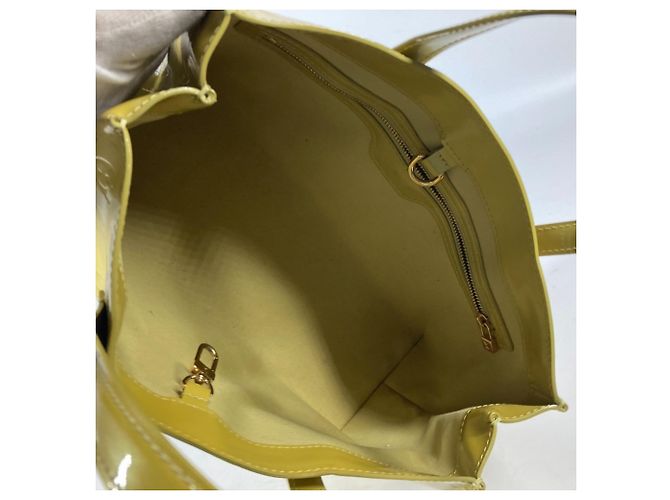 Borsa Tote Louis Vuitton Monogram Vernis Wilshire PM Giallo - vista 13