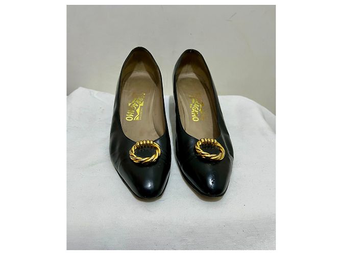Schwarze Mittelabsatzpumps von Salvatore Ferragamo - Ansicht 2