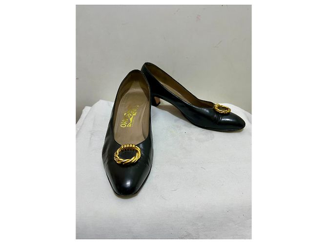 Schwarze Mittelabsatzpumps von Salvatore Ferragamo - Ansicht 3