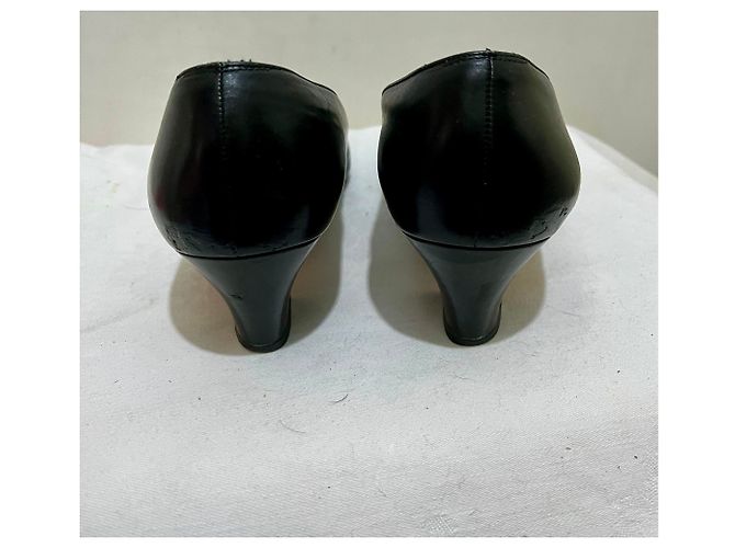 Schwarze Mittelabsatzpumps von Salvatore Ferragamo - Ansicht 4