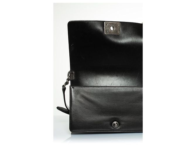 Chanel, borsa boy in pelle di agnello plissettata a zigzag Nero - vista 9