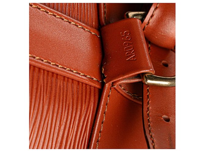 Louis Vuitton Marrone Epi Randonnee PM - vista 8