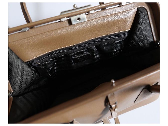 Borsa da dottore in pelle cammello con zip Prada Autunno 2000 - vista 10