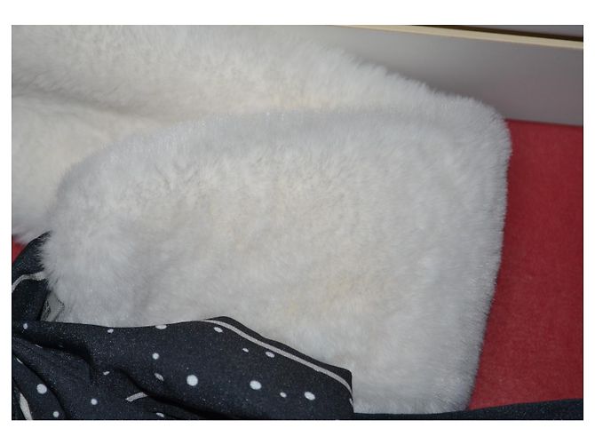 Gola Guy Laroche em ecopelúcia branca com bolinhas Branco Multicor - vista 5