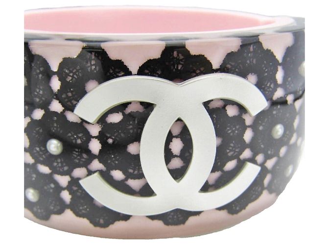 Chanel Armreif mit falschen Perlen und CC-Spitzenblumen Schwarz Pink Weiß - Ansicht 16