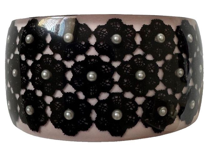 Chanel Armreif mit falschen Perlen und CC-Spitzenblumen Schwarz Pink Weiß - Ansicht 18