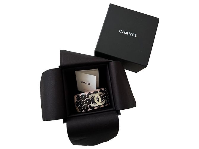 Chanel Armreif mit falschen Perlen und CC-Spitzenblumen Schwarz Pink Weiß - Ansicht 5