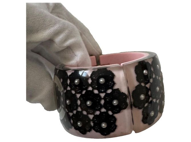 Chanel Armreif mit falschen Perlen und CC-Spitzenblumen Schwarz Pink Weiß - Ansicht 8