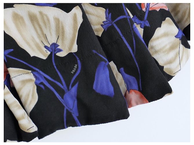 Top com acabamento em renda floral da Prada Resort 2008 Preto - vista 4
