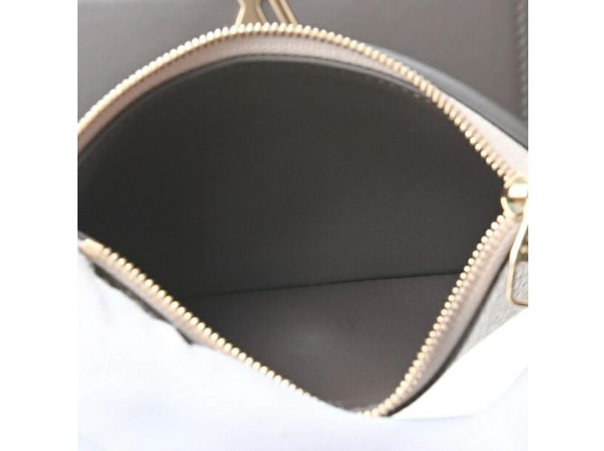 Portefeuille compact tri-fold Capucines de Louis Vuitton - vue 9