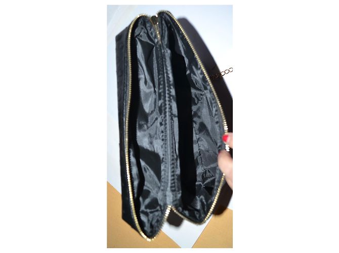 Guy Laroche Handtasche aus schwarzem Kunstleder mit goldener Kette - Ansicht 7