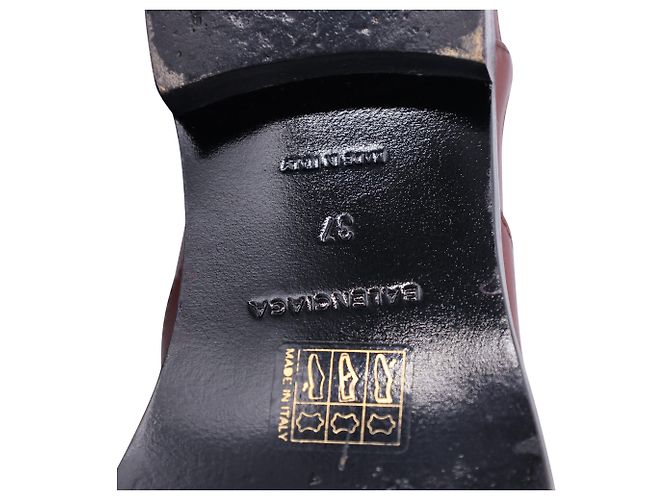 Botas de tornozelo planas Balenciaga com detalhe de cinto em couro marrom - vista 4