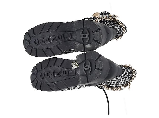 Timeless Botas de combate em couro preto e branco com padrão de tweed e logo CC entrelaçado da Chanel - vista 10