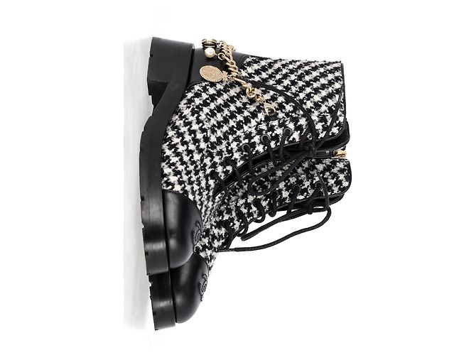 Timeless Botas de combate em couro preto e branco com padrão de tweed e logo CC entrelaçado da Chanel - vista 11
