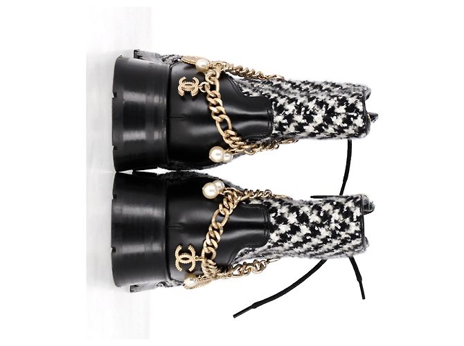 Timeless Botas de combate em couro preto e branco com padrão de tweed e logo CC entrelaçado da Chanel - vista 12