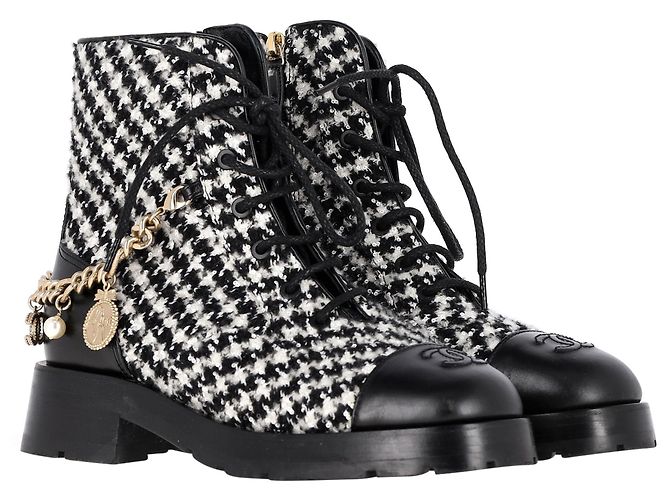 Timeless Botas de combate em couro preto e branco com padrão de tweed e logo CC entrelaçado da Chanel - vista 2