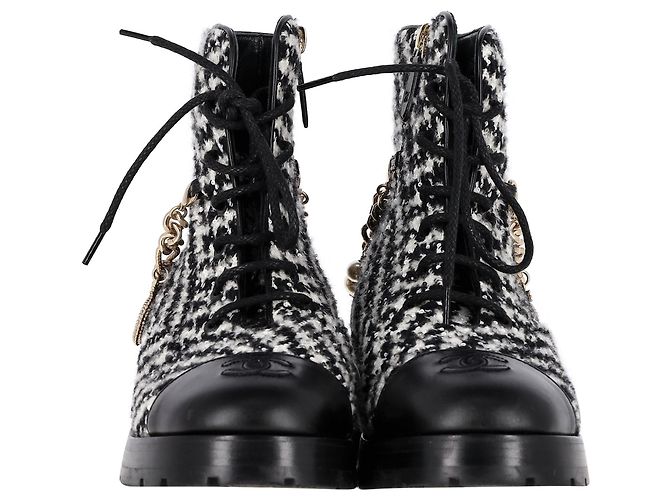 Timeless Botas de combate em couro preto e branco com padrão de tweed e logo CC entrelaçado da Chanel - vista 3
