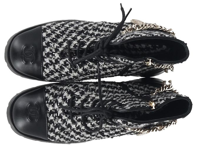 Timeless Botas de combate em couro preto e branco com padrão de tweed e logo CC entrelaçado da Chanel - vista 4
