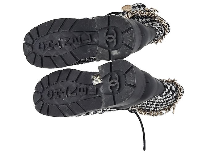 Timeless Botas de combate em couro preto e branco com padrão de tweed e logo CC entrelaçado da Chanel - vista 6