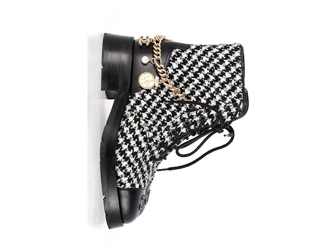 Timeless Botas de combate em couro preto e branco com padrão de tweed e logo CC entrelaçado da Chanel - vista 7