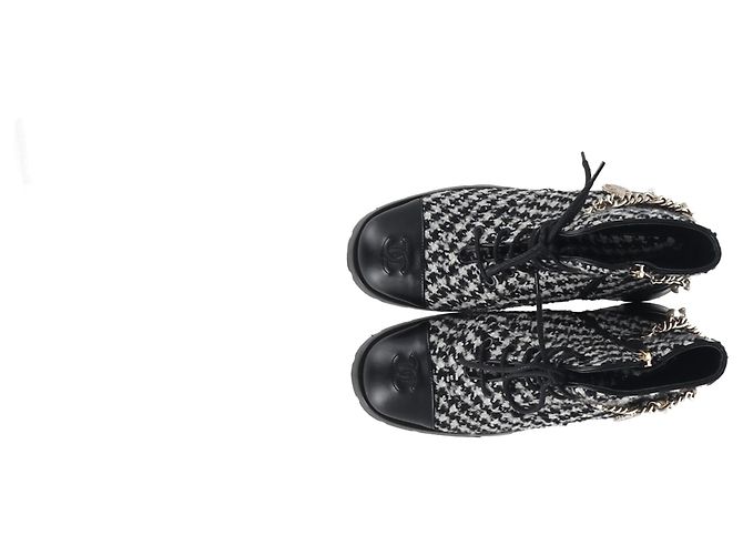 Timeless Botas de combate em couro preto e branco com padrão de tweed e logo CC entrelaçado da Chanel - vista 8
