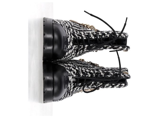 Timeless Botas de combate em couro preto e branco com padrão de tweed e logo CC entrelaçado da Chanel - vista 9